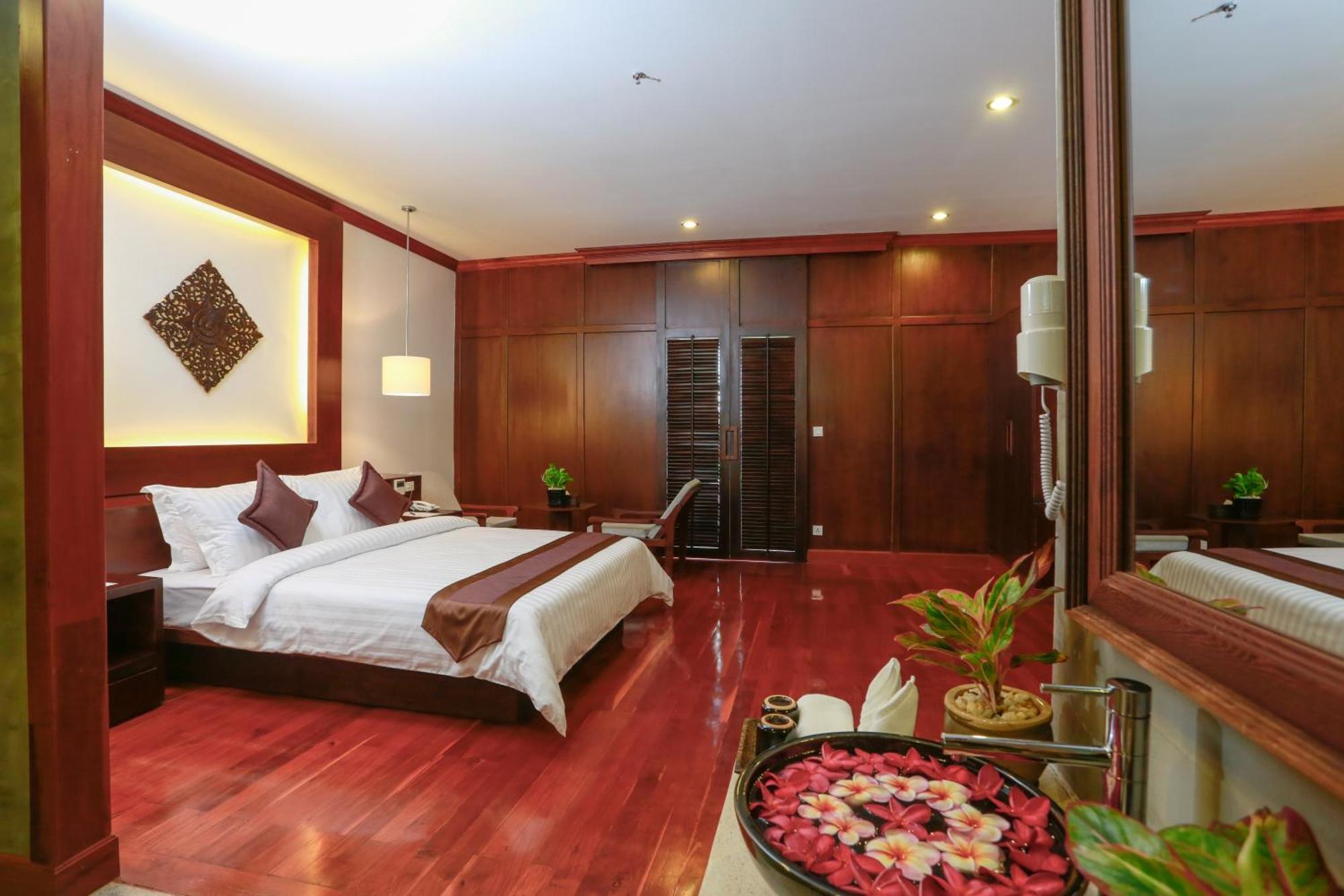 The Moon & Hotel Siem Reap